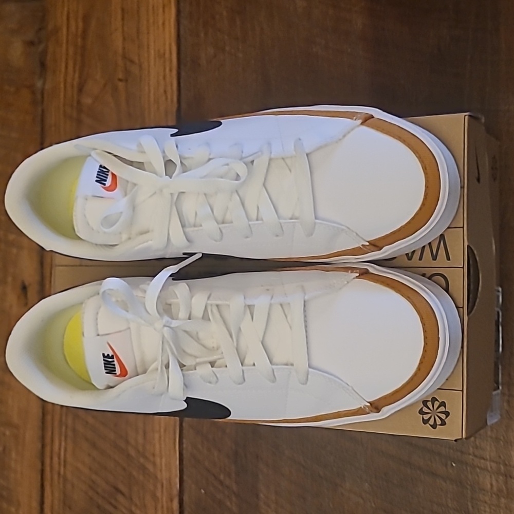 Women's Nike Court Legacy Size 8.5